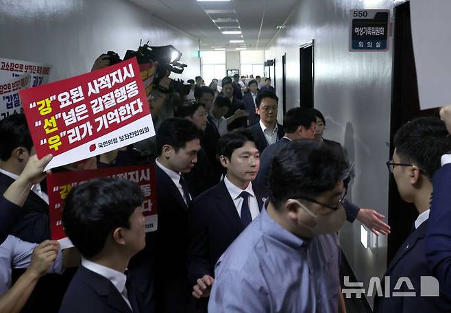 [서울=뉴시스] 조성봉 기자 = 국민의힘 보좌진협의회 관계자들이 강선우 여성가족부 장관 후보자를 규탄하는 피켓팅을 벌인 가운데 14일 서울 여의도 국회에서 강 후보자가 인사청문회에 출석하고 있다. (공동취재) 2025.07.14. photo@newsis.com