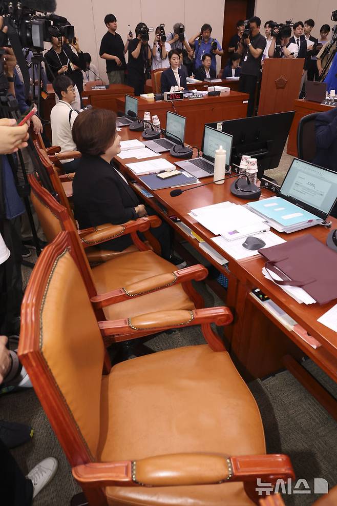 [서울=뉴시스] 고승민 기자 = 14일 서울 여의도 국회에서 열린 강선우 여성가족부 장관 후보자 인사청문회에서 정회가 선포된 뒤 국민의힘 의원들이 자리를 떠나있다. 2025.07.14. kkssmm99@newsis.com