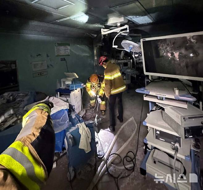 [광주=뉴시스] 14일 오전 8시12분께 광주 동구 조선대학교병원 신관 수술병동 3층 7번방에서 불이 나 출동한 소방대원들이 화재 원인을 조사하고 있다. 불은 소방당국에 의해 10여 분만에 병원직원들에 의해 자체 진화됐다. (사진=광주 동부소방서 제공) 2025.07.14. photo@newsis.com
