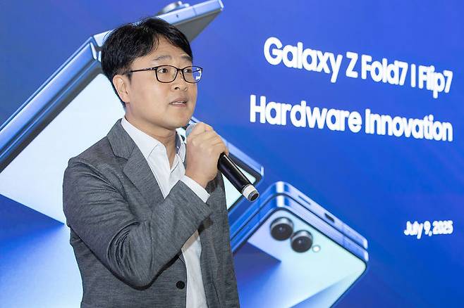 [뉴욕=뉴시스] 지난 10일(현지시간) 미국 뉴욕에서 강민석 삼성전자 MX사업부 상무가 갤럭시 하드웨어 혁신에 대해 브리핑하고 있다. (사진=삼성전자 제공) 2025.07.10. photo@newsis.com *재판매 및 DB 금지