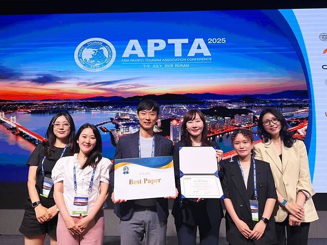 2025 APTA Conference에 참여한 미래혁신관광연구실 연구원들이 기념사진을 촬영하고 있다. (왼쪽부터) 조유정 연구원, 이정희 연구원, 신학승 교수, 이슬기 연구원, 박주란 연구원, 조지현 연구원. (사진=한양대 제공) *재판매 및 DB 금지