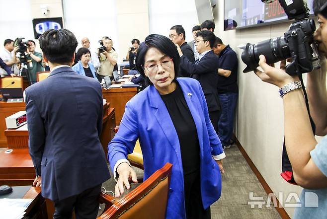 [서울=뉴시스] 김금보 기자 = 최민희 국회 과학기술정보방송통신위원장이 14일 서울 여의도 국회에서 열린 배경훈 과학기술정보통신부 장관 후보자 인사청문회에서 국민의힘 최형두 간사를 비롯한 소속 의원들이 피켓을 붙여 항의하자 산회 선포 후 자리를 떠나고 있다. 2025.07.14. kgb@newsis.com