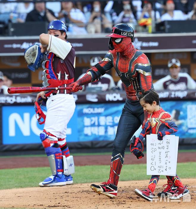 [대전=뉴시스] 최진석 기자 = 12일 대전 중구 대전한화생명볼파크에서 열린 2025 KBO리그 올스타전 드림 올스타와 나눔 올스타의 경기. 1회말  2사 1루 상황 박해민(LG)이 퍼포먼스를 하고 있다. 2025.07.12. myjs@newsis.com