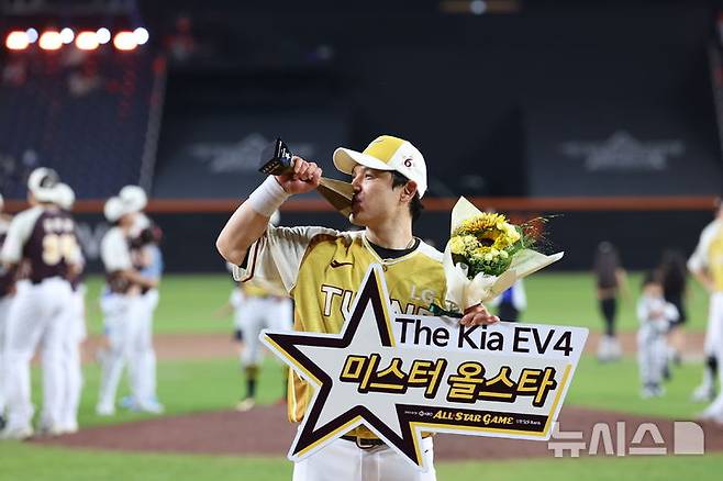 [대전=뉴시스] 최진석 기자 = 12일 대전 중구 대전한화생명볼파크에서 열린 2025 KBO리그 올스타전 드림 올스타와 나눔 올스타의 경기를 마치고 MVP를 받은 박동원이 기념촬영을 하고 있다. 2025.07.12. myjs@newsis.com