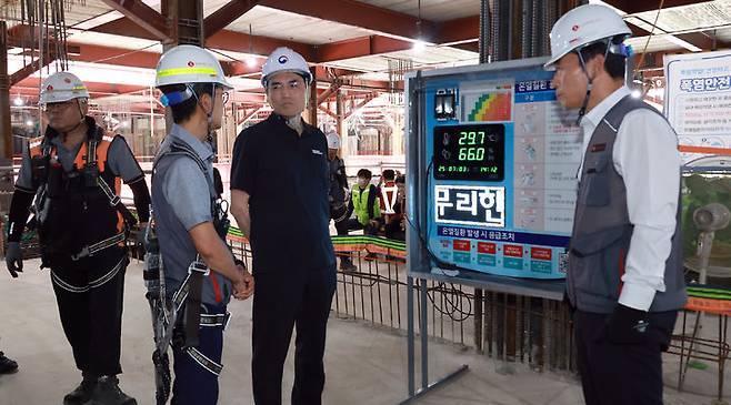 [서울=뉴시스] 권창준 고용노동부 장관이 3일 서울 용산구 이촌동 건설현장을 찾아 폭염안전 5대 기본수칙 현장 점검을 하고 있다. (사진=고용노동부 제공) 2025.07.03. photo@newsis.com *재판매 및 DB 금지