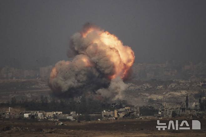 [가자지구=AP/뉴시스] 10일(현지 시간) 이스라엘 남부에서 바라본 가자지구 북부에서 이스라엘군의 폭격으로 화염과 연기가 치솟고 있다. 2025.07.10.
