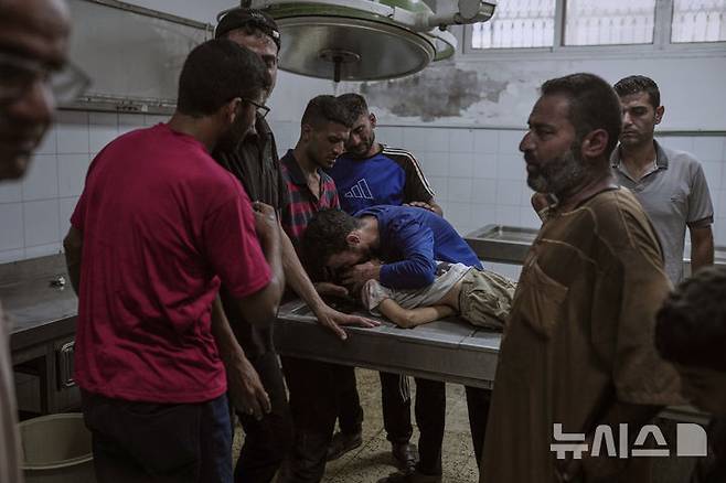 [시파=AP/뉴시스] 12일(현지 시간) 가자지구 시파 병원 영안실에서 팔레스타인인들이 이스라엘군의 공습으로 사망한 어린이를 애도하고 있다. 2025.07.14.