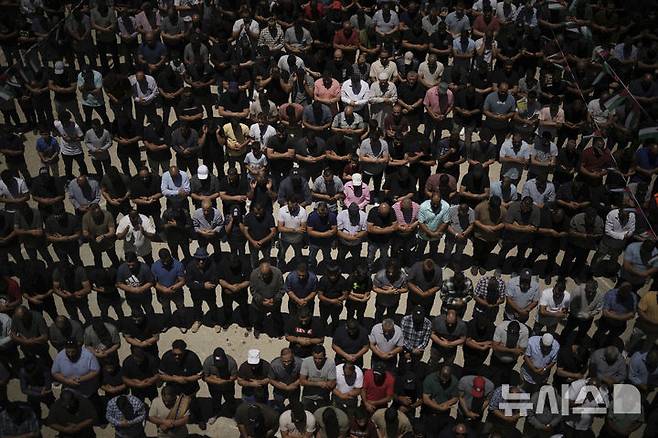 [알마즈라=AP/뉴시스] 13일(현지 시간) 가자지구 알마즈라 아샤르키야 마을에서 열린 팔레스타인계 미국인의 장례식에서 조문객들이 기도를 하고 있다. 팔레스타인 보건부에 따르면, 무살레트는 이스라엘의 공격으로 사망했다. 2025.07.14.