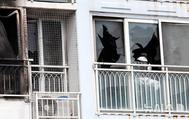 [부산=뉴시스] 하경민 기자 = 부모가 집을 비운 사이 발생한 화재로 8·6세 자매가 숨진 가운데 지난 3일 오전 부산 기장군의 한 아파트 6층 화재현장에서 경찰, 소방, 국립과학수사연구원 등이 합동 감식을 벌이고 있다. 2025.07.03. yulnetphoto@newsis.com