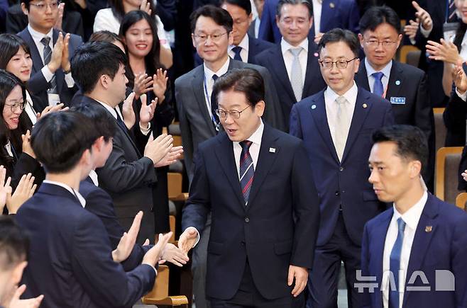 [진천=뉴시스] 최동준 기자 = 이재명 대통령이 14일 5급 신임관리자과정 교육생에게 특강을 하기 위해 충북 진천 국가공무원인재개발원 강당에 입장하며 참석자들과 인사하고 있다. (대통령실통신사진기자단) 2025.07.14. photocdj@newsis.com