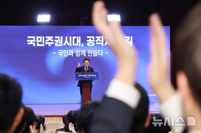 [진천=뉴시스] 최동준 기자 = 이재명 대통령이 14일 충북 진천 국가공무원인재개발원에서 5급 신임관리자과정 교육생에게 특강에 앞서 참석자들 환호에 화답하고 있다. (대통령실통신사진기자단) 2025.07.14. photocdj@newsis.com