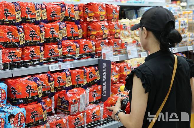 [서울=뉴시스] 권창회 기자 = 농림축산식품부가 식품·유통업계와 함께 여름철 장바구니 부담을 덜기 위한 가공식품 물가 안정 대책을 추진한다. 특히 라면·빵·음료·김치 등 가격 체감도가 높은 품목의 경우, 7~8월 중 전국 대형마트와 편의점에서 최대 50% 할인된 가격으로 구매할 수 있다. 사진은 7일 서울 시내 대형마트에서 고객들이 라면을 살펴보는 모습. 2025.07.07. kch0523@newsis.com
