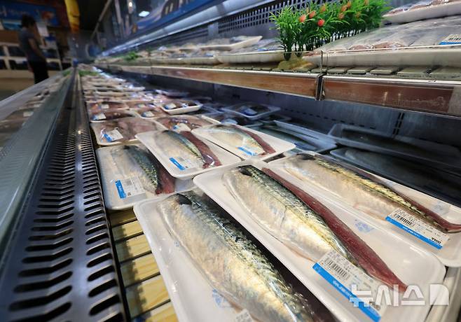 [서울=뉴시스] 이영환 기자 = 10일 서울 서초구 농협유통 하나로마트 양재점에서 고등어가 판매되고 있다.8일 기준 염장 고등어 1손의 가격은 6,838원으로 전년보다 36% 올랐으며 고수온 영향이 크다는 업계의 분석이다. 2025.07.10. 20hwan@newsis.com