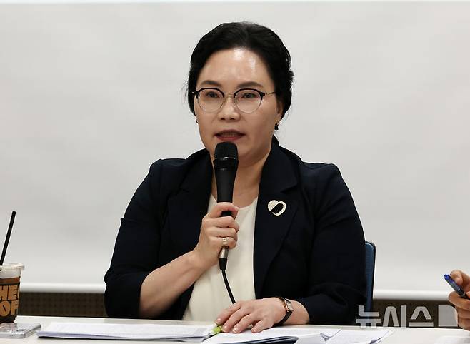 [서울=뉴시스] 배훈식 기자 = 김경한 전국사학민주회교수노조 위원장이 14일 오후 서울 용산구 비앤디파트너스 서울역점 강당에서 열린 이진숙 교육부 장관 후보자 논문표절 의혹 검증을 위한 범학계 국민검증단 대국민 보고회에서 발언하고 있다. 2025.07.14. dahora83@newsis.com