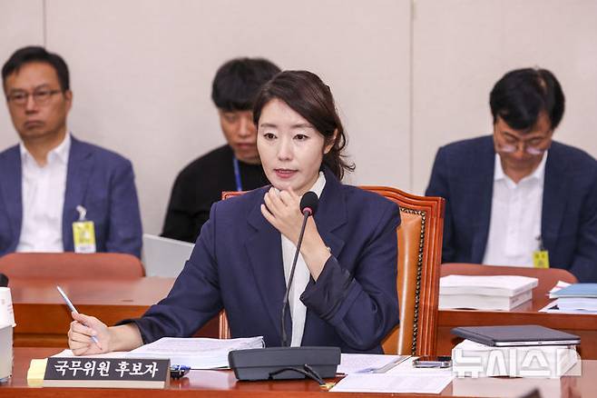 [서울=뉴시스] 고승민 기자 = 강선우 여성가족부 장관 후보자가 14일 서울 여의도 국회에서 열린 여성가족위원회의 인사청문회에서 의원들의 질문을 듣고 있다. 2025.07.14. kkssmm99@newsis.com