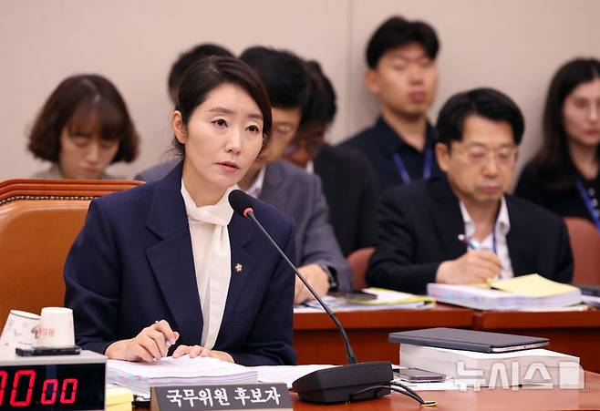 [서울=뉴시스] 고승민 기자 = 강선우 여성가족부 장관 후보자가 14일 서울 여의도 국회에서 열린 여성가족위원회의 인사청문회에서 의원 질의에 답하고 있다. 2025.07.14. kkssmm99@newsis.com