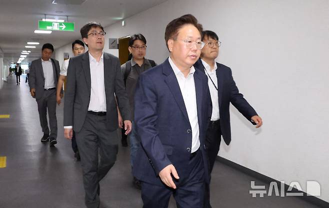 [세종=뉴시스] 강종민 기자 = 양평고속도로 특혜  의혹 관련 국토교통부 압수수색에 나선 김건희 특검팀이 14일 오전 정부세종청사 국토부 도로국장실로 향하고 있다. 2024.07.14. ppkjm@newsis.com