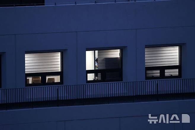 [서울=뉴시스] 김선웅 기자 = 김건희 여사 관련 의혹을 수사 중인 민중기 특별검사팀 관계자가 지난 3일 서울 종로구 소재 삼부토건 본사가 입주했던 건물에서 압수 수색을 하고 있다. (공동취재) 2025.07.14. photo@newsis.com