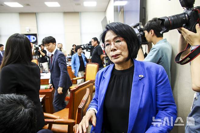 [서울=뉴시스] 김금보 기자 = 최민희 국회 과학기술정보방송통신위원장이 14일 서울 여의도 국회에서 열린 배경훈 과학기술정보통신부 장관 후보자 인사청문회에서 국민의힘 최형두 간사를 비롯한 소속 의원들이 피켓을 붙여 항의하자 산회 선포 후 자리를 떠나고 있다. 2025.07.14. kgb@newsis.com