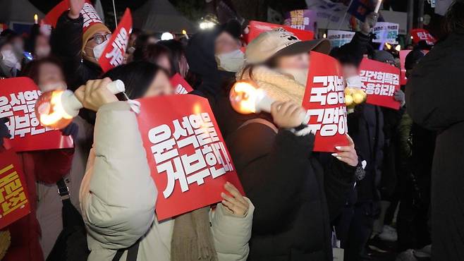 윤석열 탄핵 집회에 나온 시민들.