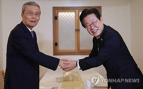 이재명 대통령이 더불어민주당 대표 시절이었던 지난해 9월, 김종인 전 국민의힘 비상대책위원장과 회동하는 모습.  [국회사진기자단]