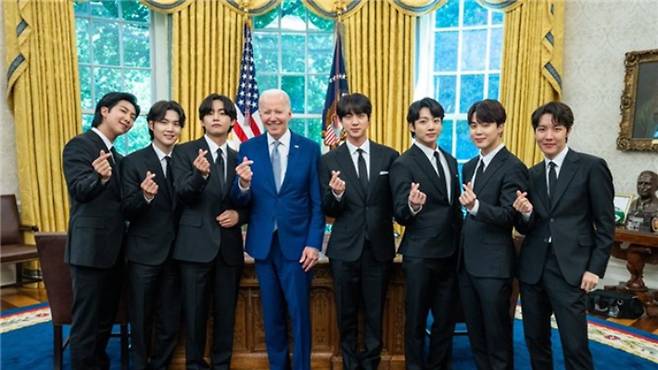 미국 워싱턴DC 백악관에 아시아인 혐오 범죄에 대한 대응을 논의하기 위해 초청된 방탄소년단(BTS)이 조 바이든 전 미국 대통령과 기념 촬영하고 있다. 연합뉴스