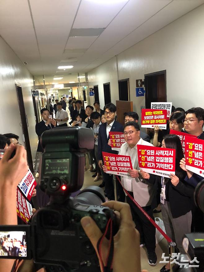 국민의힘 보좌진협의회(국보협)가 14일 오전 여성가족부 장관 후보자 인사청문회가 예정된 국회 본관 여성가족위원회 회의실 앞에서 피켓 시위를 벌이고 있다. 이은지 기자