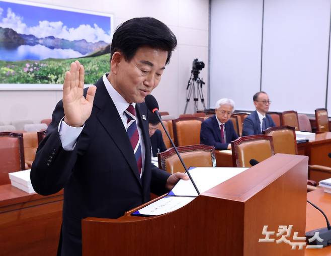 정동영 통일부 장관 후보자가 14일 오전 국회 외교통일위원회에서 열린 인사청문회에 출석해 선서를 하고 있다. 황진환 기자