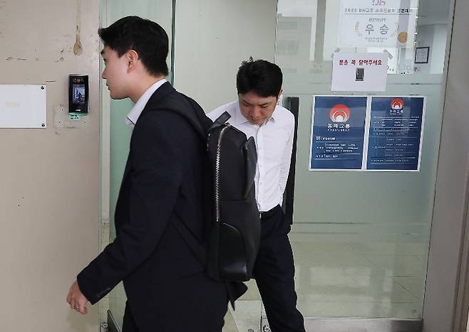 김건희 여사에 관한 의혹들을 수사하는 민중기 특별검사팀이 14일 '양평고속도로 노선변경 특혜 의혹'과 관련해 국토교통부 등 10여곳에 대한 전방위 압수수색에 나섰다. 연합뉴스