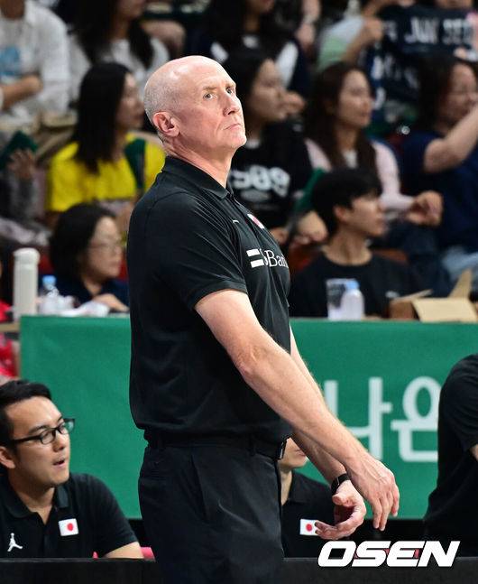 [OSEN=안양, 김성락 기자] 13일 오후 안양 정관장아레나에서 ‘하나은행 2025 남자농구 국가대표 평가전’ 대한민국과 일본의 두 번째 평가전이 열렸다. 대한민국은 지난 11일 열린 일본과의 첫 번째 평가전에서 91-77로 승리를 거뒀다. 3쿼터 일본 톰 호바스 감독이 아쉬워하고 있다. 2025.07.13 / ksl0919@osen.co.kr