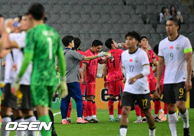[OSEN=용인, 조은정 기자]7일 경기 용인시 용인 미르 스타디움에서 2025 동아시아 축구연맹(EAFF) E-1 챔피언십(동아시안컵) 대한민국 남자 축구 대표팀과 중국의 개막전이 열렸다.한국은 중국과 첫 경기를 시작으로 11일 홍콩, 15일 일본과 격돌한다. 경기는 모두 용인에서 치러지며 3경기 성적에 따라 그대로 최종 순위가 결정된다.전반 양팀이 더운 날씨에 드링킹 브레이크를 갖고 있다. 2025.07.07 /cej@osen.co.kr