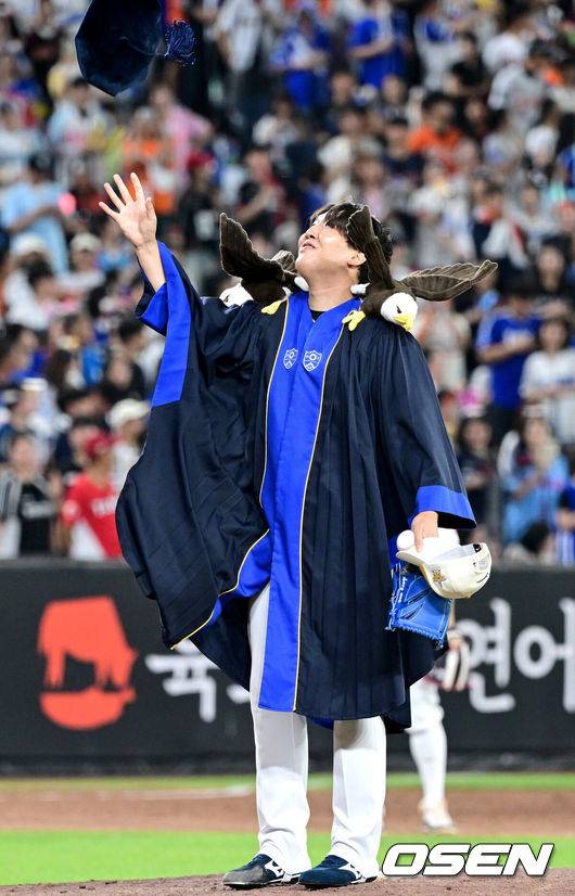 [OSEN=대전, 최규한 기자] 12일 오후 대전 한화생명볼파크에서 ‘2025 신한 SOL Bank KBO리그’ 올스타전이 열렸다. 8회초 1사 주자없는 상황 마운드에 오른 한화 박상원이 졸업식 퍼포먼스를 펼치고 있다. 2025.07.12 / dreamer@osen.co.kr