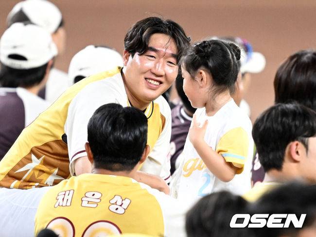 [OSEN=대전, 이대선 기자] 12일 오후 대전 한화생명볼파크에서 2025 신한 SOL뱅크 KBO 올스타전이 열렸다. 클리닝타임 공연 때 나눔올스타 박상원이 채은성의 딸을 보며 미소 짓고 있다. 2025.07.12 / sunday@osen.co.kr
