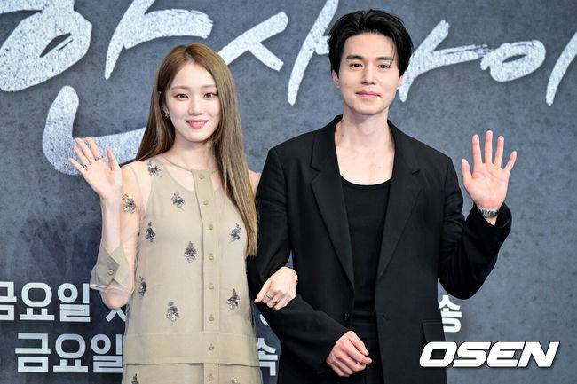 [OSEN=조은정 기자]JTBC 새 금요시리즈 ‘착한 사나이’ 제작발표회가 14일 서울 구로구 한 연회장에서 열렸다.‘착한 사나이’(연출 송해성·박홍수, 극본 김운경·김효석, 제공 SLL, 제작 하이브미디어코프·하이그라운드)는 3대 건달 집안의 장손이자 의외의 순정을 품은 박석철과 가수를 꿈꾸는 그의 첫사랑 강미영이 펼치는 감성 누아르다.배우 이성경, 이동욱이 포즈를 취하고 있다. 2025.07.14/cej@osen.co.kr