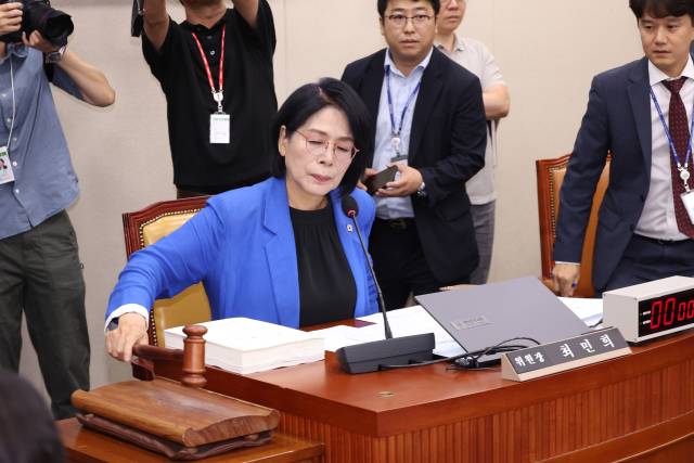 ▲14일 국회 과학기술정보통신위원회 전체 회의에서 열린 배경훈 과학기술정보통신부 장관 후보자의 인사청문회에서 최민희 위원장이 산회를 선언하고 있다. ⓒ연합뉴스