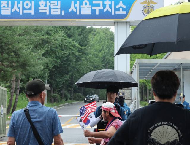 ▲조은석 내란 특검팀이 소환에 불응한 윤석열 전 대통령에 대해 강제구인 절차에 들어간 가운데 14일 윤 전 대통령이 수감된 서울구치소 앞에 지지자들이 모여 있다. 이날 특검팀은 "서울구치소장에게 피의자 윤석열을 오후 3시 30분까지 서울고검 청사 내 조사실로 인치하도록 지휘하는 협조 공문을 보냈다"고 밝혔다. ⓒ연합뉴스