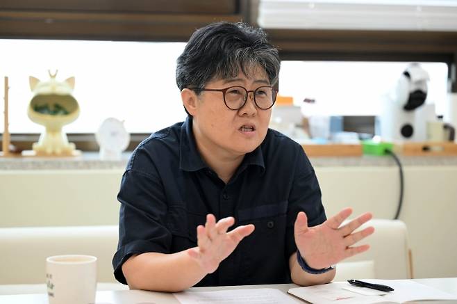 서울 은평구에 위치한 십대여성인권센터의 문을 열면 꼼꼼히 칠한 노란 횡단보도가 방문자를 안내한다. 차량과 보행자가 뒤섞이는 도로 한복판에서 아이들을 보호하는 노란색 횡단보도처럼 센터에 온 아이들이 여기에서는 보호 받는다는 느낌을 주고 싶다는 의도가 담겼다. 홍윤기 기자