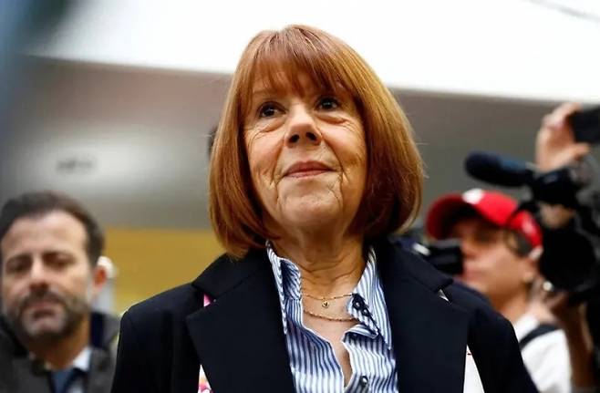 지젤 펠리코(72)가 프랑스 아비뇽의 법원에서 열린 남편 도미니크 펠리코와 50명의 공동 피고인의 강간 혐의 등에 대한 선고재판에 참석했다. 로이터 연합뉴스