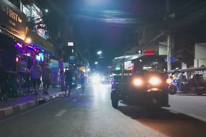 늦은 밤 태국 치앙마이의 번화가 인근 도로에 툭툭(삼륜택시)이 지나고 있다. 사진은 기사 내용과 무관함. 유튜브 채널 ‘traveler_HIRO’ 캡처