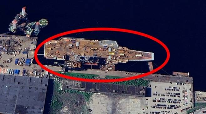 러시아군이 보유한 유일한 항공모함(사진)이 가까운 시일 내에 폐기될 위기에 처했다. 사진은 2023년 6월 20일 아드미랄 쿠즈네초프 항공모함을 담은 위성 사진. 구글 어스 제공