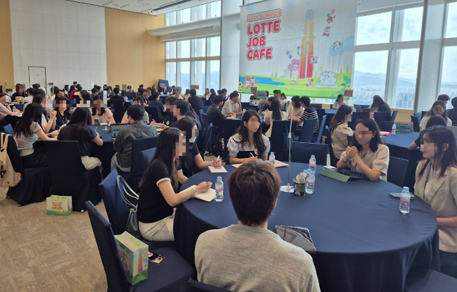 14일 서울 롯데월드타워에서 열린 ‘2025 여름 롯데 잡카페’ 행사장에서 직무 상담이 진행되고 있다. 김현이 기자