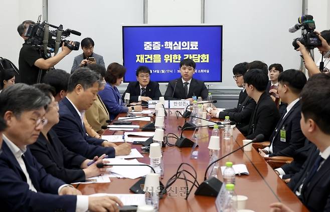 14일 서울 여의도 국회 보건복지위원회 소회의실에서 열린 ‘중증 핵심의료 재건을 위한 간담회’에서 한성존(가운데 오른쪽) 대한전공의협의회 비상대책위원장이 인사말을 하고 있다.  국회 사진기자단