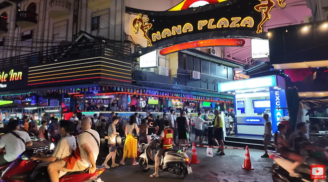 태국의 밤 문화로 유명한 방콕 수쿰빗 지역 유흥가. 사진은 기사 내용과 직접 관련 없음. 유튜브 채널 ‘Asian Info’ 캡처