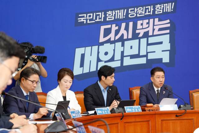 김병기 더불어민주당 대표 직무대행 겸 원내대표가 14일 오전 서울 여의도 국회에서 열린 최고위원회의에서 모두 발언을 하고 있다. 뉴스1