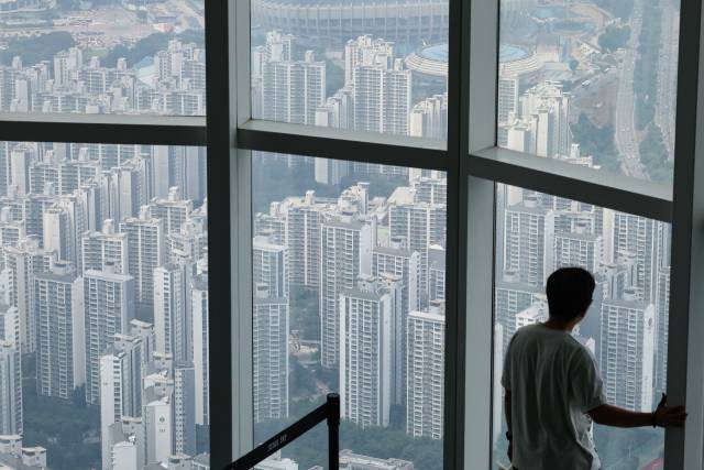 6일 서울 송파구 롯데월드타워 전망대에서 바라본 서울 시내 아파트 단지의 모습. 연합뉴스