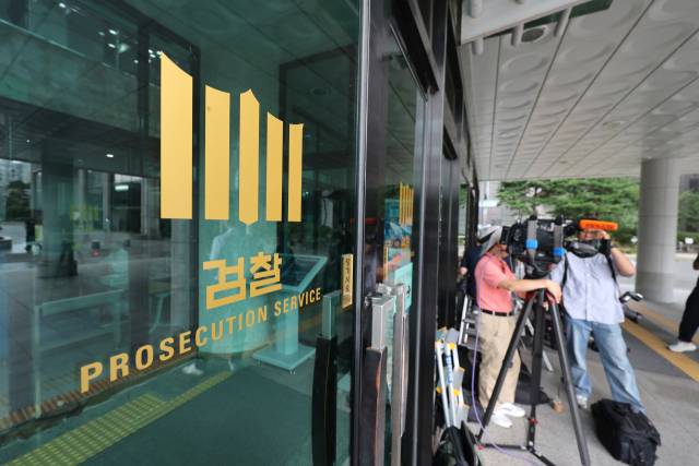 14일 서울고검에 마련된 특검 사무실 앞에서 대기 중인 취재진. 연합뉴스