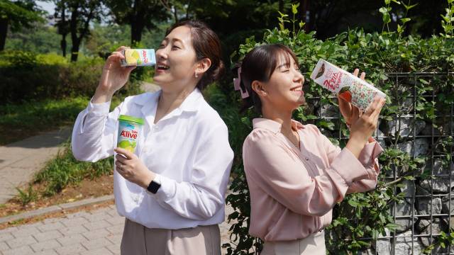 동원F&B 유가공CM그룹의 박소혜(왼쪽) 팀장과 박보현 대리가 ‘덴마크 테이크 얼라이브’와 ‘쿨피스’를 마시고 있다. 사진 제공=동원F&B