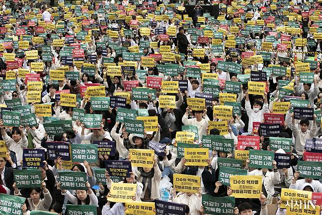 지난해 10월27일 서울 중구 서울광장에서 열린 ‘한국교회 200만 연합예배’ 참가자들이 차별금지법 제정 반대 구호를 외치고 있다. ⓒ시사IN 이명익