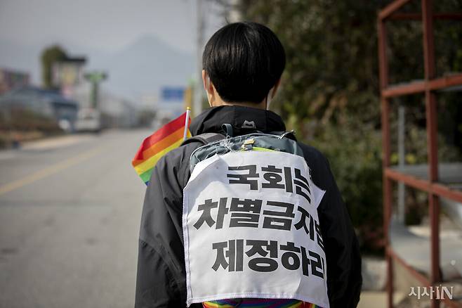 2021년 10월27일 인권운동사랑방 미류 활동가가 차별금지법 제정을 위한 30일 도보 행진을 하고 있다. ⓒ시사IN 신선영