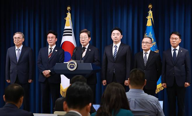 6월4일 용산 대통령실에서 이재명 대통령(왼쪽 세 번째)이 새 정부 첫 인선을 발표하고 있다. ⓒ연합뉴스
